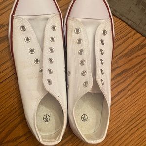 Woman size 8 low top converse. Only worn once